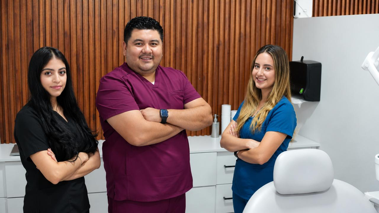 Equipo de IXT Dental Implant en el consultorio